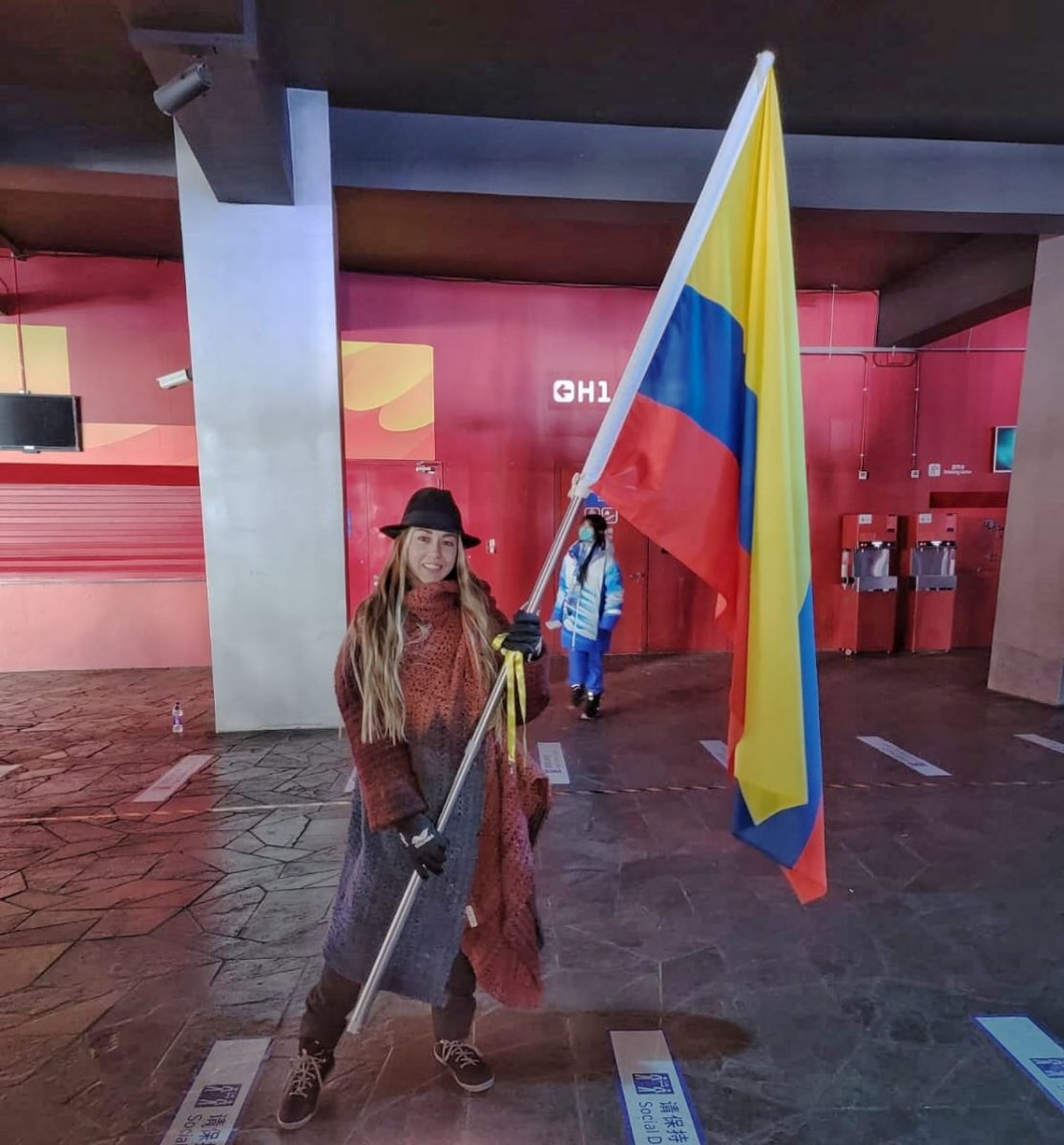 Delegación de Colombia desfiló con ruana 1 Delegación de Colombia desfiló con ruana Con un traje tradicional, la delegación de colombiano, de ruana y sombrero, la pequeña delegación que representará a Colombia en los XXIV Juegos Olímpicos de invierno, conformada por Carlos Quintana, Michael Poettoz y Laura Gómez, desfiló en la ceremonia inaugural.