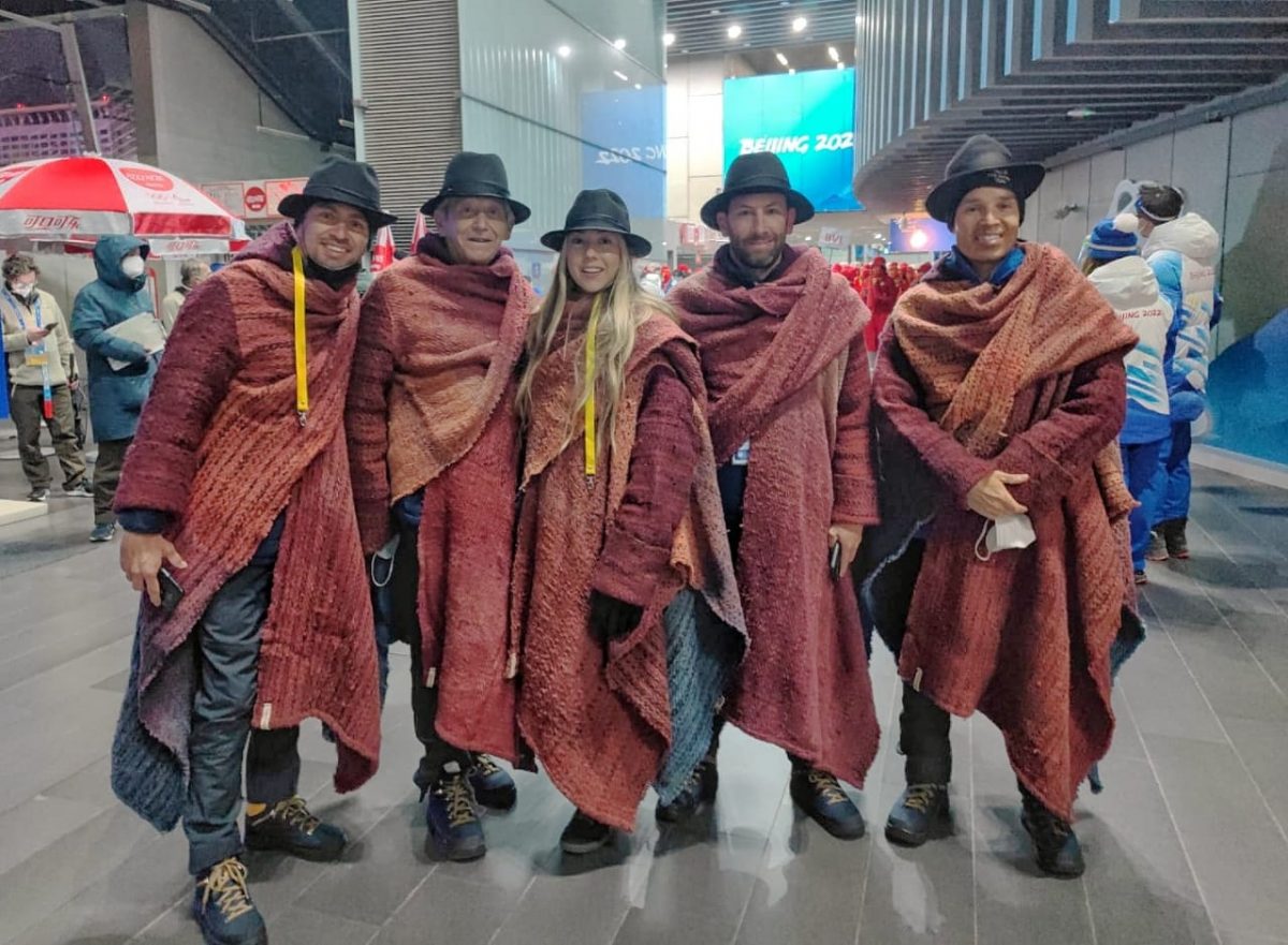 Delegación de Colombia desfiló con ruana 6 Delegación de Colombia desfiló con ruana Con un traje tradicional, la delegación de colombiano, de ruana y sombrero, la pequeña delegación que representará a Colombia en los XXIV Juegos Olímpicos de invierno, conformada por Carlos Quintana, Michael Poettoz y Laura Gómez, desfiló en la ceremonia inaugural.