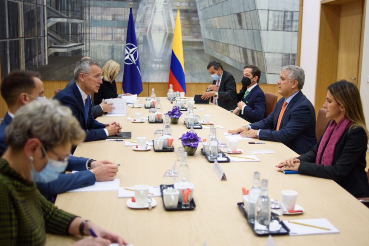 Colombia apoyará acciones de la OTAN si Rusia ataca a Ucrania En su paso por Bruselas, el presidente de Colombia, Iván Duque Márquez, se reunió este lunes con el secretario general de la Organización del Tratado de Atlántico Norte (OTAN), Jens Stoltenberg, con quien habló, entre otros temas, sobre la crisis entre Rusia, la OTAN y Estados Unidos, por Ucrania.
