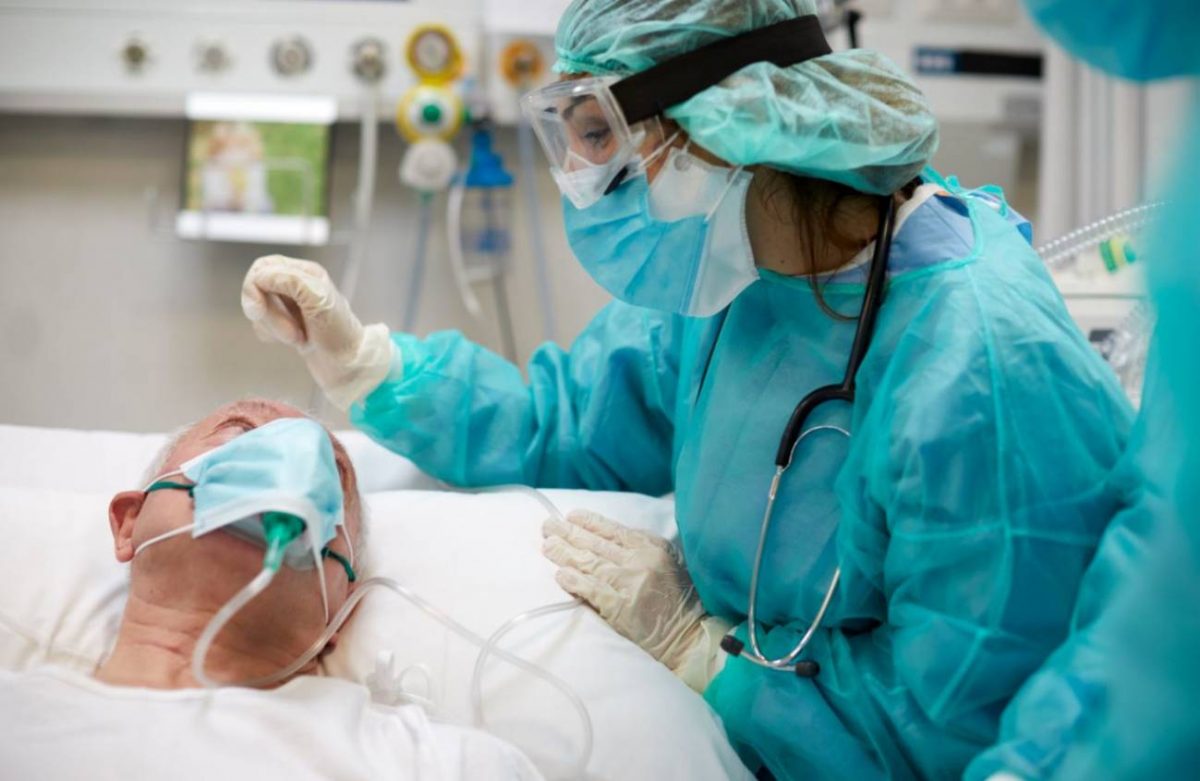 Sobrevivientes de ataques al corazón pueden ser menos propensos al Párkinson El parkinsonismo secundario, que presenta síntomas similares a los de la enfermedad de Párkinson, puede ser causado por un accidente cerebrovascular, medicamentos psiquiátricos o cardiovasculares, u otras enfermedades.