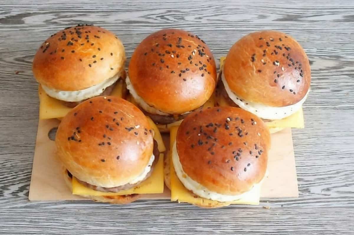 Aprenda a hacer una deliciosa hamburguesa ‘marina’ Si usted es de esos a quienes les encantan las hamburguesas doble carne, saturadas con salsa tártara y con papas fritas bañadas en queso costeño, esta quizá no es la mejor idea de cocina, porque para nadie es desconocido que las hamburguesas por su gran aporte calórico no están entre las preferidas de quienes desean conservar la silueta.
