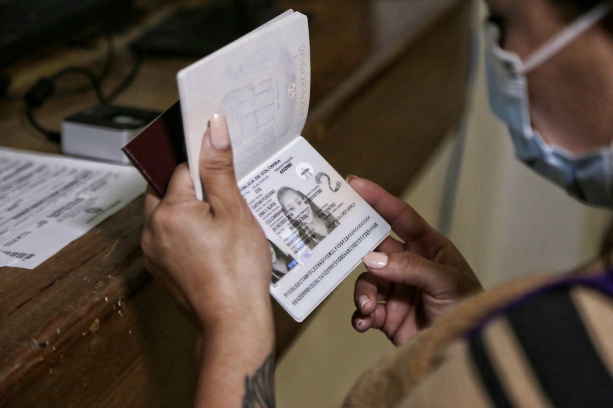 Abren sede en Corferias para la expedición de pasaportes La Cancillería de Colombia inauguró una nueva sede en el complejo ferial de Corferias, que funcionará para la tramitación, expedición y entrega del pasaporte colombiano con la intención de ampliar la capacidad del Ministerio y contrarrestar las recientes quejas que han surgido frente al proceso que conlleva adquirir el documento.