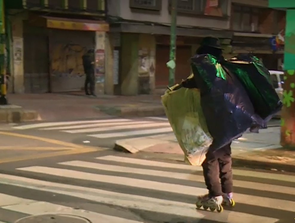 Encontró patines y ahora recicla en tiempo récord 2 Encontró patines y ahora recicla en tiempo récord Las calles del centro de Bogotá las recorre Camilo Palacios, un reciclador y habitante de calle que se ha vuelto conocido por movilizarse en unos patines. Este hombre de 37 años, proveniente del departamento del Chocó, sueña con aprender el deporte y salir de las frías calles de la ciudad.