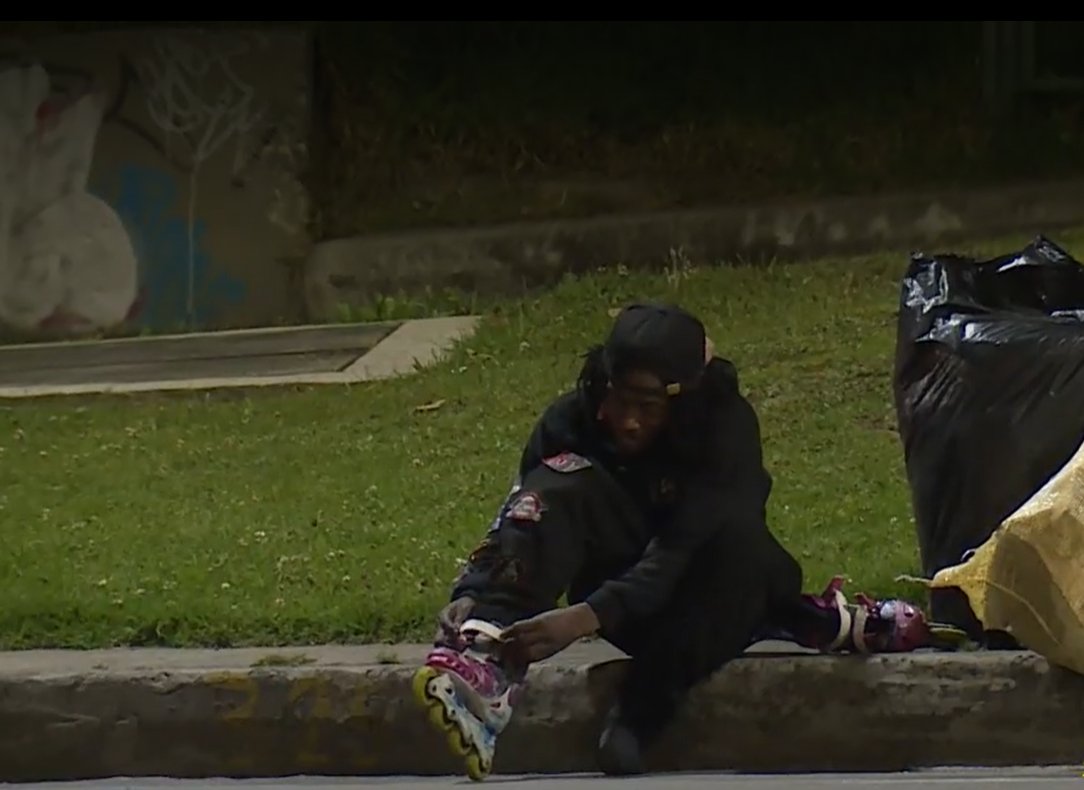 Encontró patines y ahora recicla en tiempo récord Las calles del centro de Bogotá las recorre Camilo Palacios, un reciclador y habitante de calle que se ha vuelto conocido por movilizarse en unos patines. Este hombre de 37 años, proveniente del departamento del Chocó, sueña con aprender el deporte y salir de las frías calles de la ciudad.