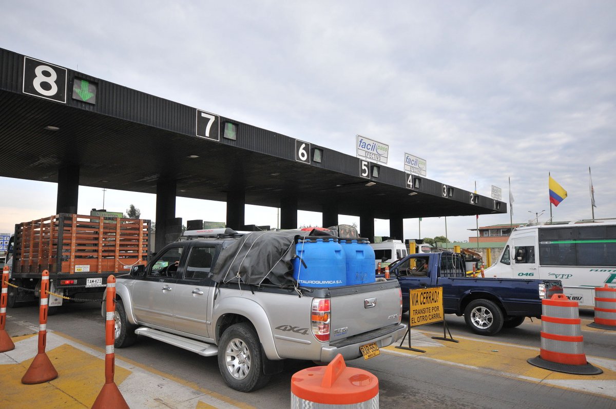 El recaudo de peajes alcanzó $4,07 billones en el año pasado 2 El recaudo de peajes alcanzó $4,07 billones en el año pasado El Ministerio de Transporte reveló que durante el año pasado en las vías de Colombia se logró la recaudación de $4,07 billones en los más de 160 peajes del país. Según la cartera, los puntos concesionados por la Agencia Nacional de Infraestructura (ANI) lograron un recaudo en 2021 de $3,26 billones; hay otro tipo de peajes en las carreteras que están a cargo de la nación, y que bajo la administración del Invias lograron el recaudo de $819.400 millones a lo largo del año pasado.