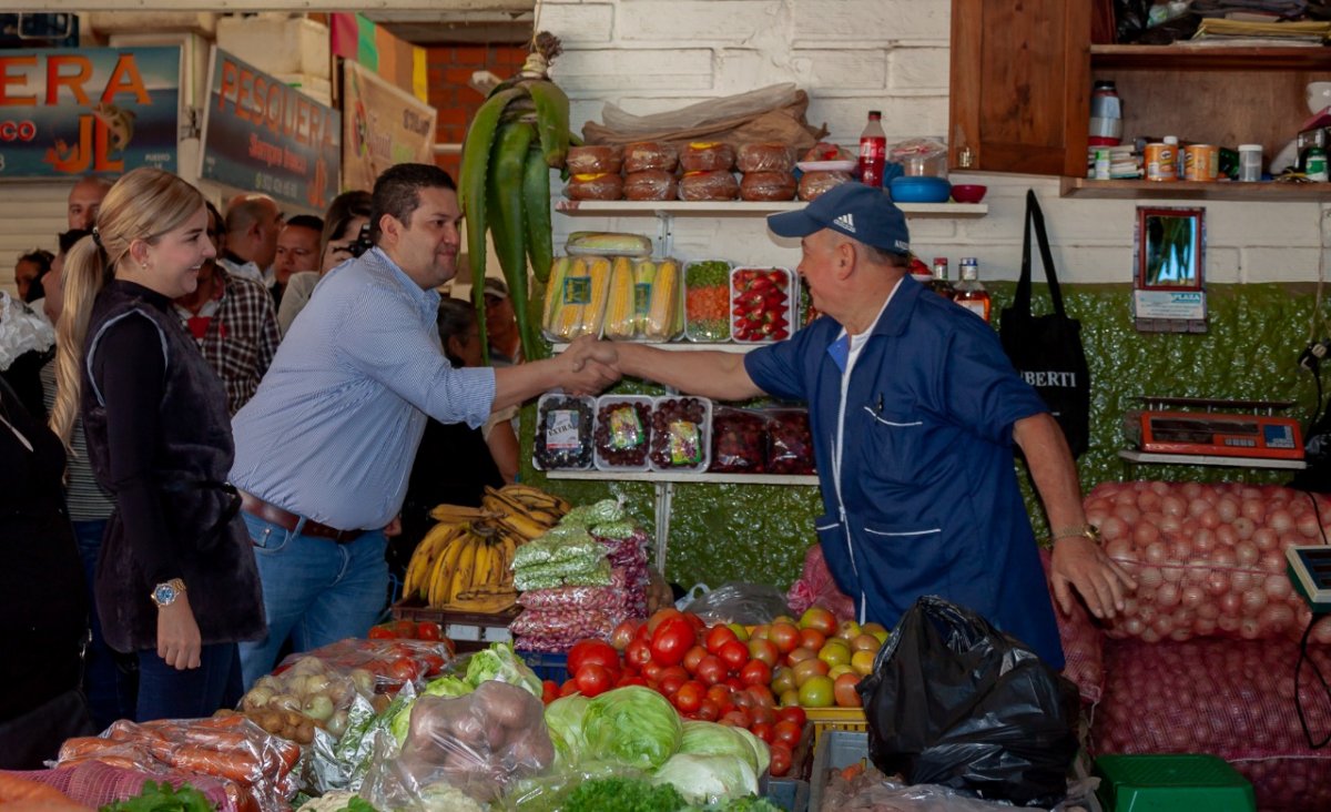 Aproveche estas becas para comerciantes de Bogotá Debido a la pandemia del COVID-19, los comerciantes se vieron obligados a realizar ventas online e incursionar en portales tecnológicos para poder ofrecer sus productos, por eso la importancia de que estos tengan una formación digital que los favorezca.
