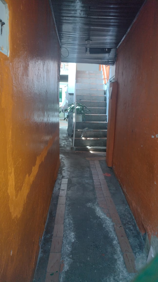 Con un tiro en la cabeza encontraron a patrullero en vivienda de Suba Sobre las 7 de la mañana una brigada de policías llegó ayer a una vivienda naranja del barrio Suba Centro, acompañados de una pequeña señora, dueña del inmueble. El cúmulo de uniformados llegaba en búsqueda de noticias sobre el patrullero de la policía Jerson Aldair Guerrero Barragán, de 27 años de edad. Allí, de un golpe rompieron los vidrios de la puerta verde que da a la entrada de la residencia del joven.