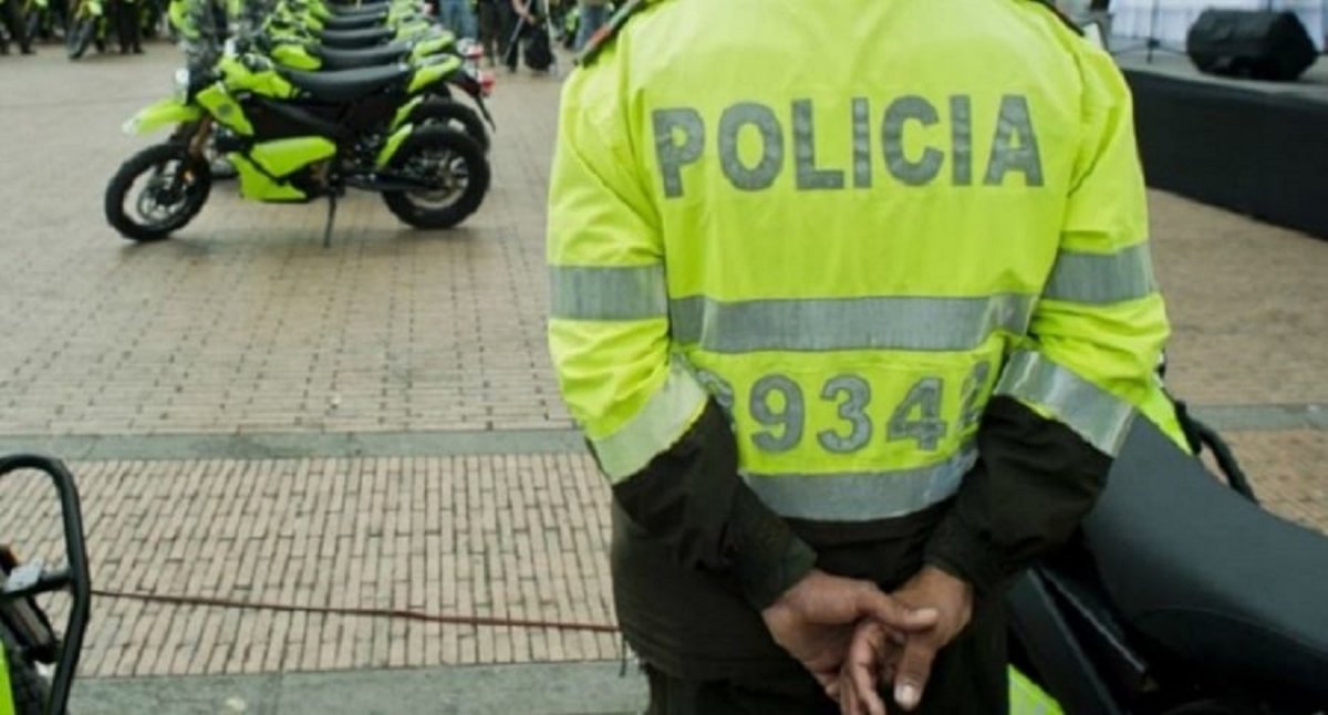 Les van a subir el sueldo a los policías ¡El más alto en los últimos 29 años! 1 Les van a subir el sueldo a los policías ¡El más alto en los últimos 29 años! Lea también: Doce pillos se hicieron pasar por policías para atracar a comerciante en Ciudad Bolívar