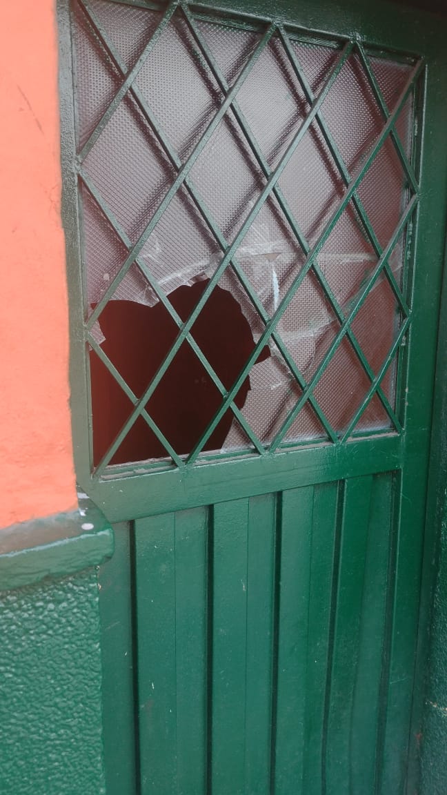 Con un tiro en la cabeza encontraron a patrullero en vivienda de Suba Sobre las 7 de la mañana una brigada de policías llegó ayer a una vivienda naranja del barrio Suba Centro, acompañados de una pequeña señora, dueña del inmueble. El cúmulo de uniformados llegaba en búsqueda de noticias sobre el patrullero de la policía Jerson Aldair Guerrero Barragán, de 27 años de edad. Allí, de un golpe rompieron los vidrios de la puerta verde que da a la entrada de la residencia del joven.