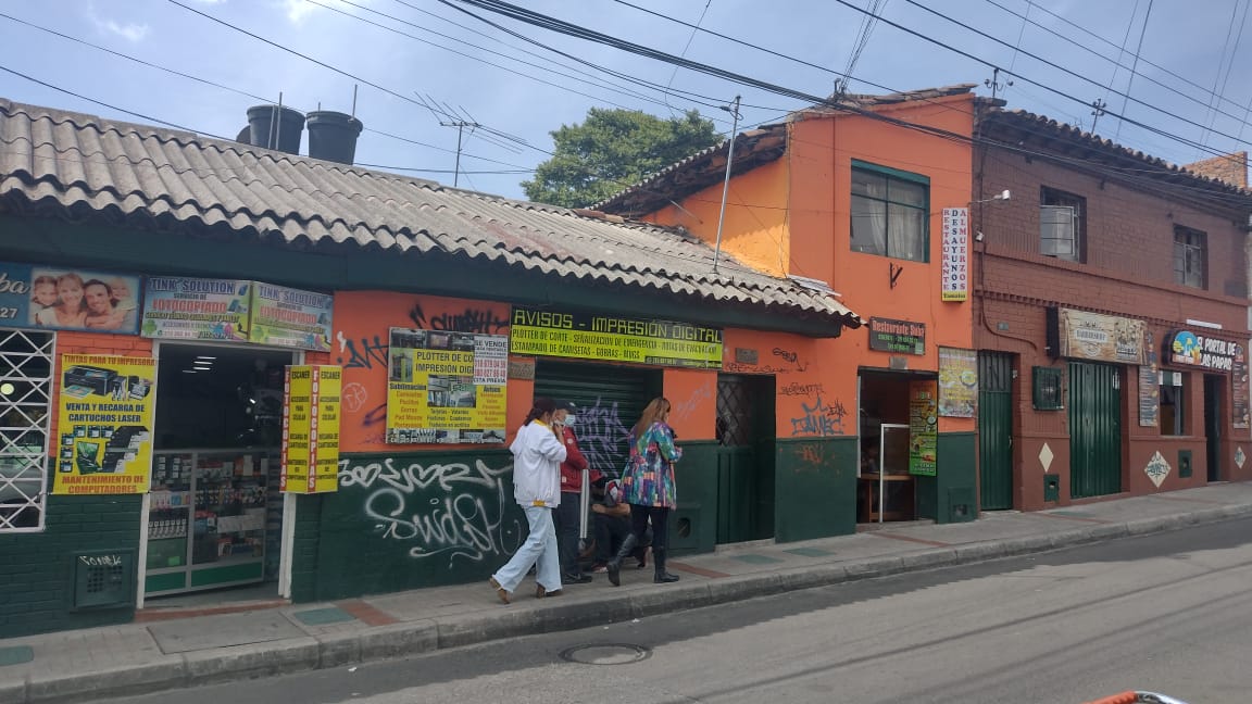 Con un tiro en la cabeza encontraron a patrullero en vivienda de Suba Sobre las 7 de la mañana una brigada de policías llegó ayer a una vivienda naranja del barrio Suba Centro, acompañados de una pequeña señora, dueña del inmueble. El cúmulo de uniformados llegaba en búsqueda de noticias sobre el patrullero de la policía Jerson Aldair Guerrero Barragán, de 27 años de edad. Allí, de un golpe rompieron los vidrios de la puerta verde que da a la entrada de la residencia del joven.