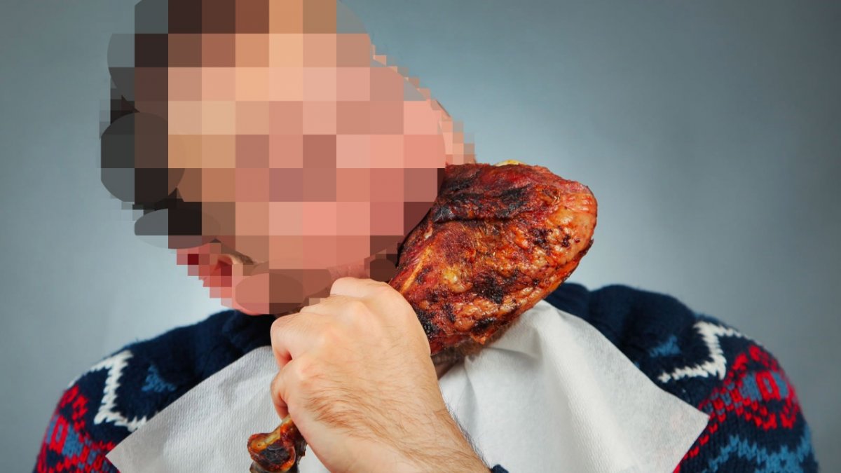 Le amputaron las piernas por comer alimentos trasnochados Un joven de apenas 19 años, en Estados Unidos, ingresó a un centro hospitalario para tratar un malestar que pasó de la indigestión a la pérdida de dos extremidades.