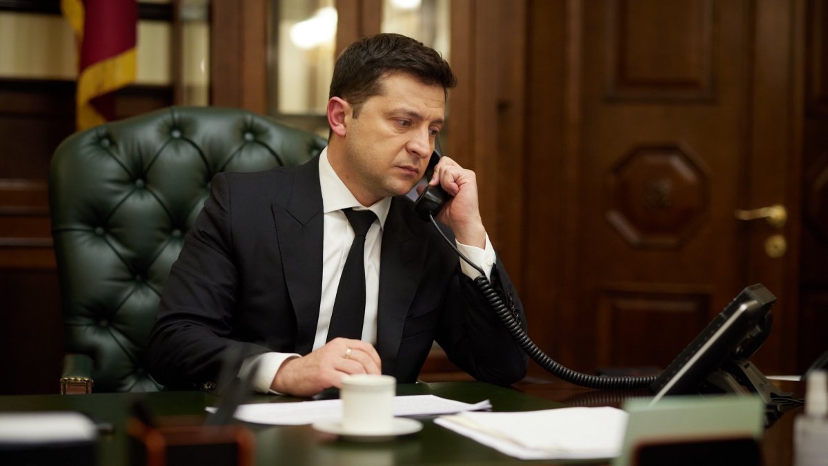 Ucrania denuncia a Rusia ante la corte internacional de justicia 1 Ucrania denuncia a Rusia ante la corte internacional de justicia El presidente de Ucrania, Volodimir Zelenski, ha anunciado este domingo que su país ha presentado una denuncia contra Rusia ante la Corte Internacional de Justicia (CIJ) para conseguir un dictamen que obligue al cese inmediato de la invasión rusa de su país.