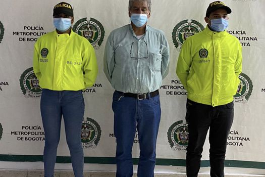Judicializan a hombre que presuntamente asesinó a su hijastro en Usaquén 1 Judicializan a hombre que presuntamente asesinó a su hijastro en Usaquén La Fiscalía General de la Nación logró la judicialización de Roberto Zapata Clavijo, como presunto responsable del delito de homicidio agravado de su hijastro, Ángel Leonardo Casas, un joven de 35 años.
