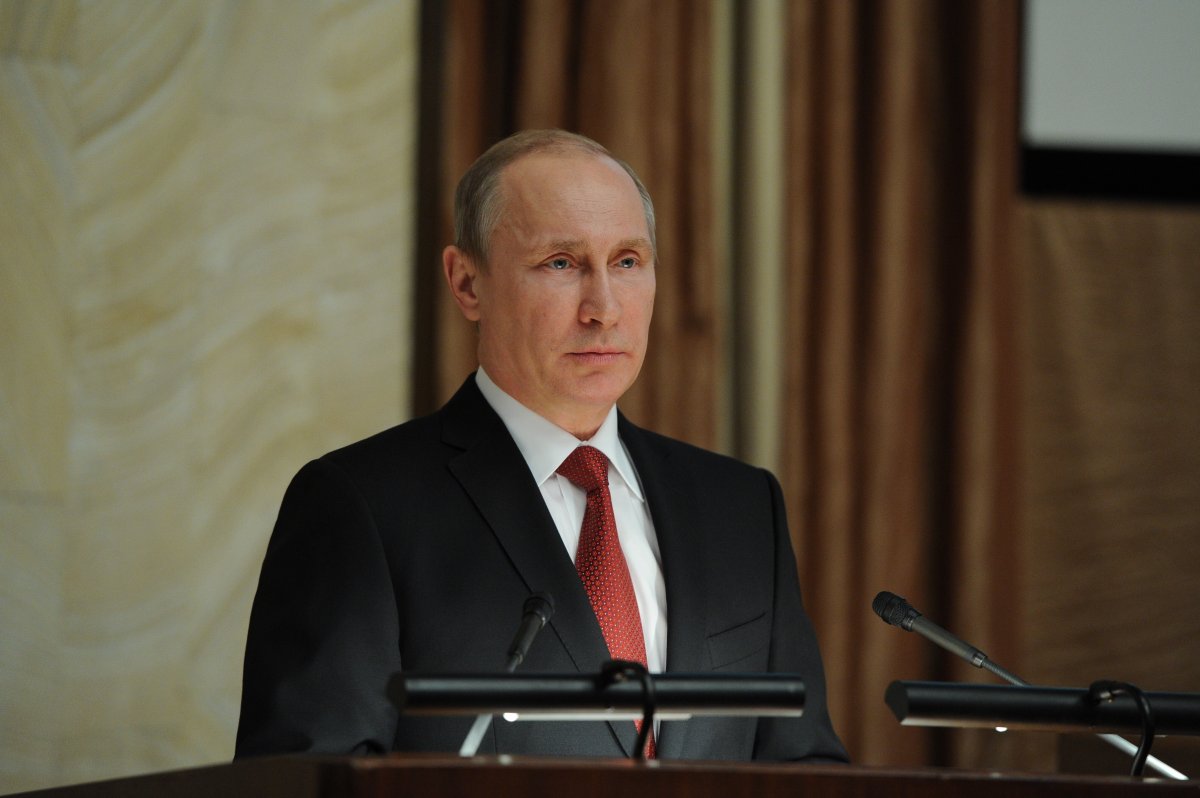 El senado gringo declaró a Putin como criminal de guerra 8 El senado gringo declaró a Putin como criminal de guerra Estados Unidos quiere frenar a toda costa los ataques de Rusia a Ucrania, es por ello que recientemente el senado gringo aprobó una resolución no vinculante que respalda la investigación por crímenes de guerra cometidos por Vladimir Putin.