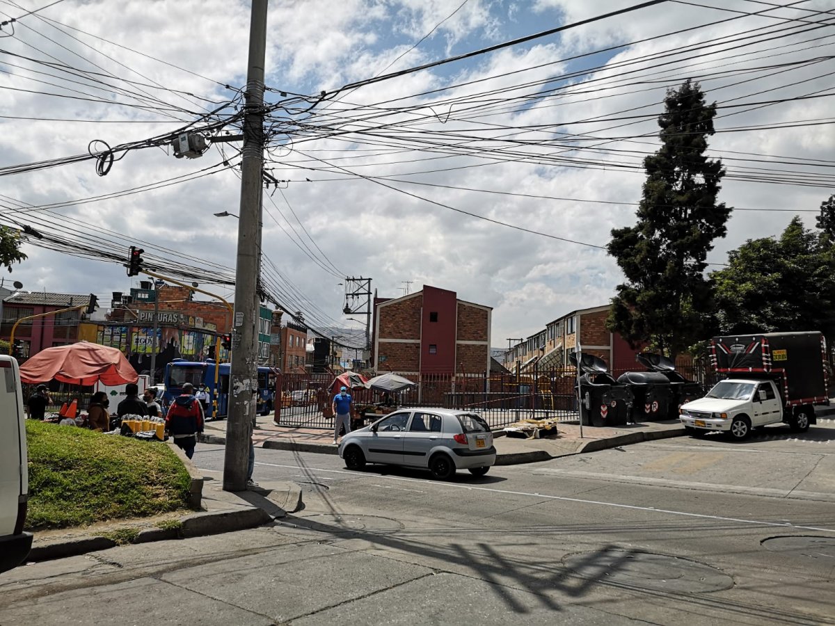 Sicarios matan a joven dentro de carro en Rafael Uribe Sin mediar palabra, sicarios mataron a un joven dentro de un carro en Rafael Uribe, más exactamente en el sector de Los Semáforos, donde las calles quedaron manchadas de sangre el pasado martes, tras el homicidio de un joven de aproximadamente 25 años que se movilizaba junto con otras dos personas. La víctima fue interceptada por dos sicarios en moto que sin mediar palabra le dispararon en repetidas ocasiones.