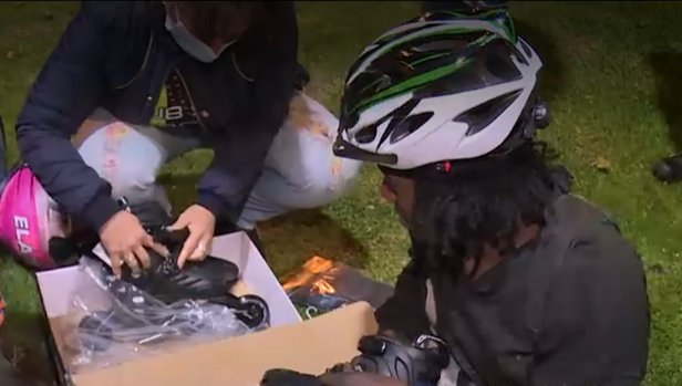 Le dan regalos al reciclador que patina por las calles de Bogotá Camilo Palacios, un reciclador y habitante de calle de 37 años, se hizo conocido por movilizarse en unos patines que se encontró en la basura. Tras hacerse notorio en redes sociales, este hombre fue sorprendido con varios regalos, luego de que su historia conmoviera. Desde Estados Unidos una colombiana le envió unos patines nuevos.