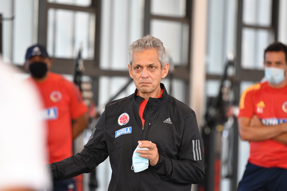 Rueda no se hunde solo: reveló las embarradas de la Selección Colombia Si hay una persona que está en el ojo del huracán por los malos resultados de la Selección Colombia en las eliminatorias, es su técnico, Reinaldo Rueda. El estratega vallecaucano es señalado como responsable de que el equipo tenga un registro de siete partidos sin marcar gol ni ganar, y que esté por fuera de los cinco primeros puestos de la tabla (es séptimo con 17 unidades). Sin embargo, al parecer, el estratega no está de acuerdo con que le echen la culpa de todo lo malo.