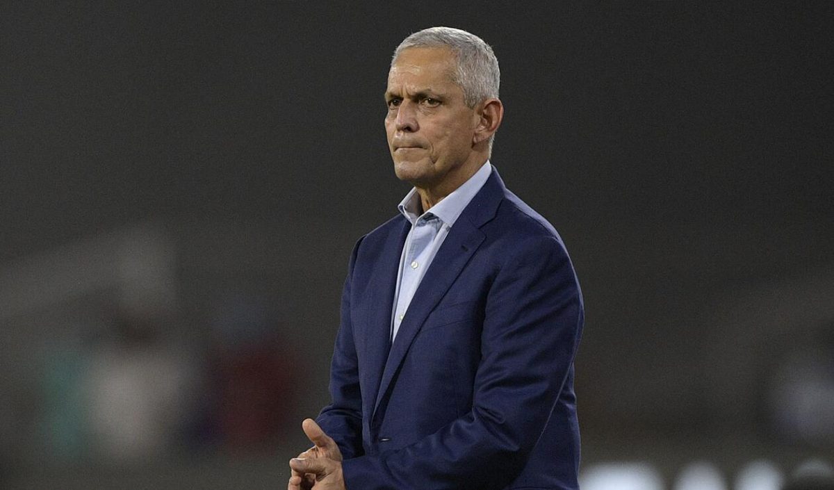 Rueda no se hunde solo: reveló las embarradas de la Selección Colombia Si hay una persona que está en el ojo del huracán por los malos resultados de la Selección Colombia en las eliminatorias, es su técnico, Reinaldo Rueda. El estratega vallecaucano es señalado como responsable de que el equipo tenga un registro de siete partidos sin marcar gol ni ganar, y que esté por fuera de los cinco primeros puestos de la tabla (es séptimo con 17 unidades). Sin embargo, al parecer, el estratega no está de acuerdo con que le echen la culpa de todo lo malo.