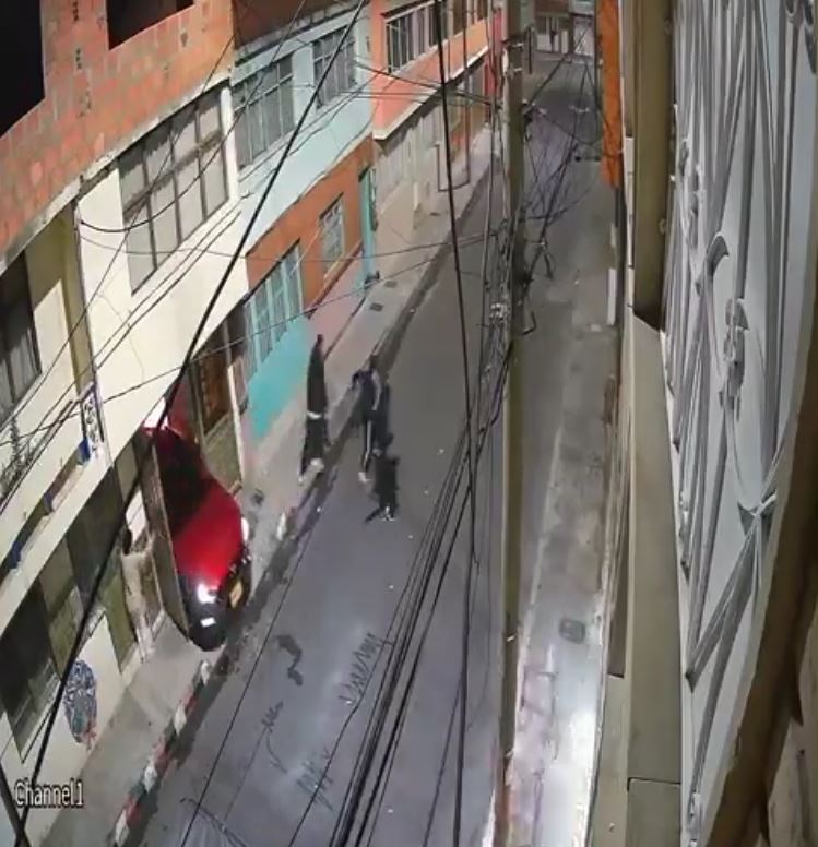 EN VIDEO: Violento robo de una camioneta a un discapacitado 1 EN VIDEO: Violento robo de una camioneta a un discapacitado Una nueva denuncia sobre un violento atraco a mano armada a un automotor se presentó en la localidad de Rafael Uribe. Los hechos causan gran indignación no solamente porque los delincuentes amedrentaron a una familia al interior de una vivienda, sino porque el conductor del vehículo hurtado está en condición de discapacidad.