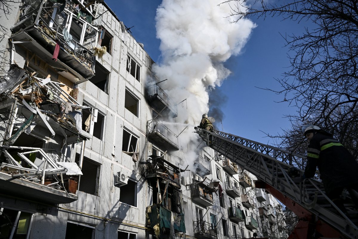 Ucrania confirmó al menos 10 civiles muertos por ataque de Rusia Las autoridades de Ucrania han confirmado este jueves la muerte de cerca de 40 personas, entre ellos diez civiles, a consecuencia de la ofensiva militar lanzada por Rusia contra el país, incluidos cerca de 20 muertos a causa de un bombardeo contra un puesto militar en Odesa.