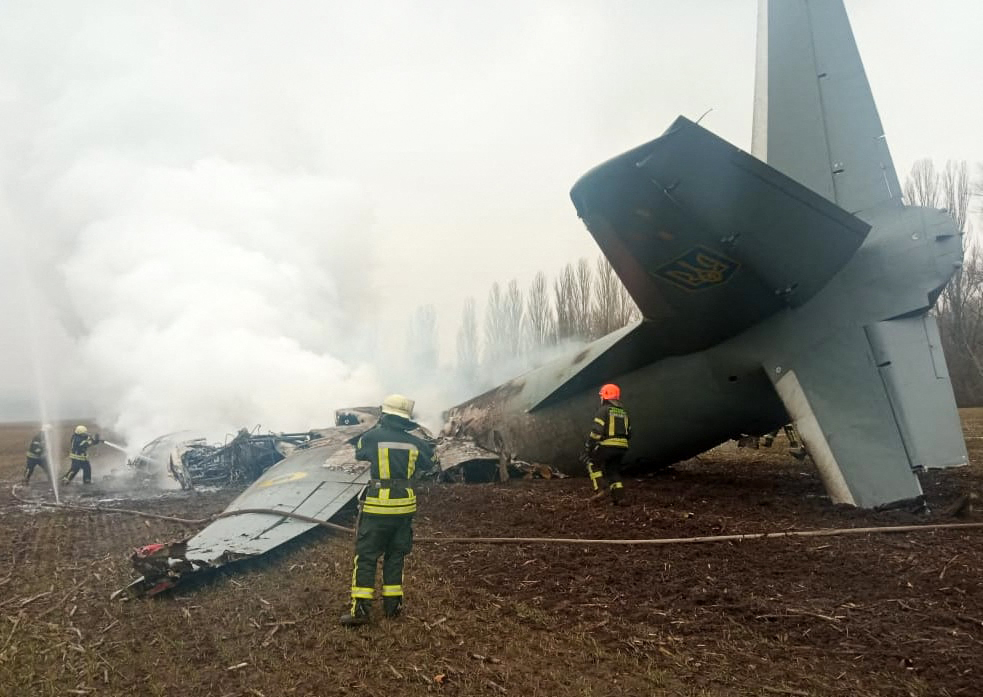 Ucrania confirmó al menos 10 civiles muertos por ataque de Rusia Las autoridades de Ucrania han confirmado este jueves la muerte de cerca de 40 personas, entre ellos diez civiles, a consecuencia de la ofensiva militar lanzada por Rusia contra el país, incluidos cerca de 20 muertos a causa de un bombardeo contra un puesto militar en Odesa.