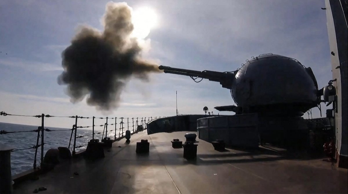 Nuevos bombardeos en el este de Ucrania aumentan temor de invasión rusa 1 Nuevos bombardeos en el este de Ucrania aumentan temor de invasión rusa El este de Ucrania era escenario este viernes de nuevos bombardeos de los cuales se acusan mutuamente el ejército ucraniano y los separatistas prorrusos, lo que aumenta la tensión en la región y, a ojos de Occidente, los riesgos de una invasión rusa.
