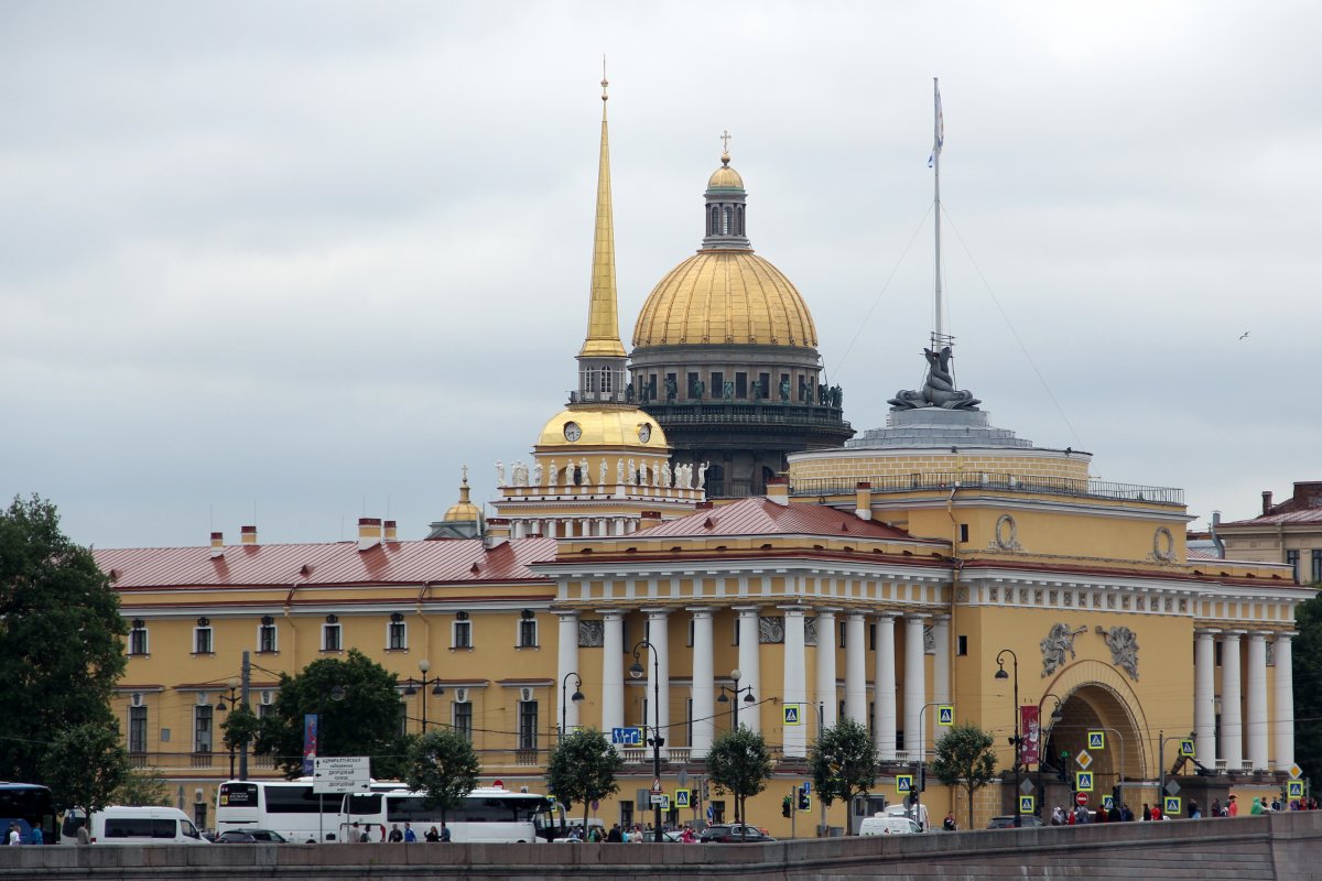 Ministerio de defensa ruso ordena retomar la ofensiva en Ucrania 6 Ministerio de defensa ruso ordena retomar la ofensiva en Ucrania El Ministerio de Defensa de Rusia ha confirmado la reanudación de la ofensiva militar en Ucrania, que se retomará "en todas direcciones" tras el supuesto rechazo del presidente Volodimir Zelenski a la propuesta de diálogo planteada desde Moscú.