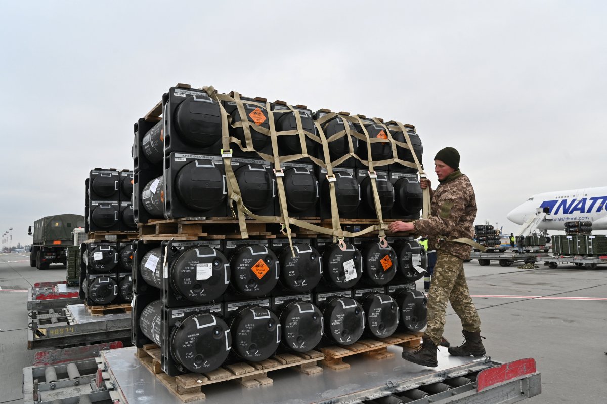 EEUU advierte de que Rusia puede invadir Ucrania en cuestión de días 4 EEUU advierte de que Rusia puede invadir Ucrania en cuestión de días Estados Unidos afirmó el viernes que Rusia puede invadir a Ucrania antes de que finalicen los Juegos Olímpicos el 20 de febrero, reviviendo el fantasma de una guerra en Europa, en una dramática escalada que siguió a una intensa fase diplomática.
