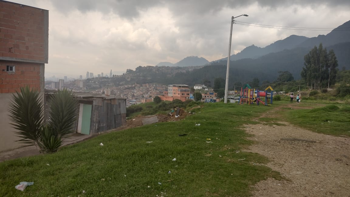 Crimen a puñal de medianoche en San Cristóbal 1 Crimen a puñal de medianoche en San Cristóbal “No te preocupes, que no hemos visto nada de lo que pasó aquí”. Estas son las letras que se leen en un grafiti plasmado en una ladrillera del sector de Balcones de la Castaña, en San Cristóbal. El mensaje pareciera un presagio de lo que pasó allí sobre la madrugada de ayer, justo al frente de la fábrica abandonada, donde en medio de una confrontación, un hombre fue apuñalado a muerte.