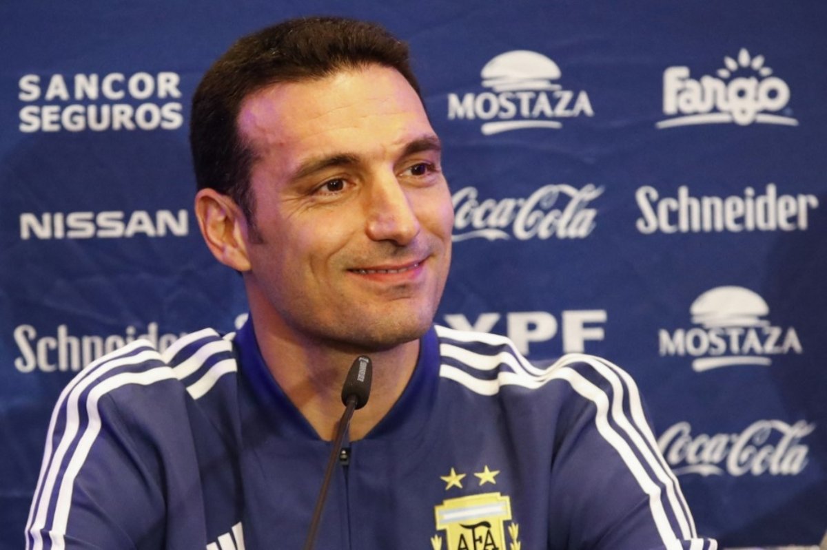 Lo que piensa el técnico de Argentina sobre Colombia 1 Lo que piensa el técnico de Argentina sobre Colombia La selección colombiana deberá jugársela hoy contra Argentina, y puede ser vulnerable al contragolpe, así lo afirmó el entrenador de la 'Albiceleste', Lionel Scaloni, al analizar el partido de este martes por la clasificatoria suramericana al Mundial de Catar 2022.