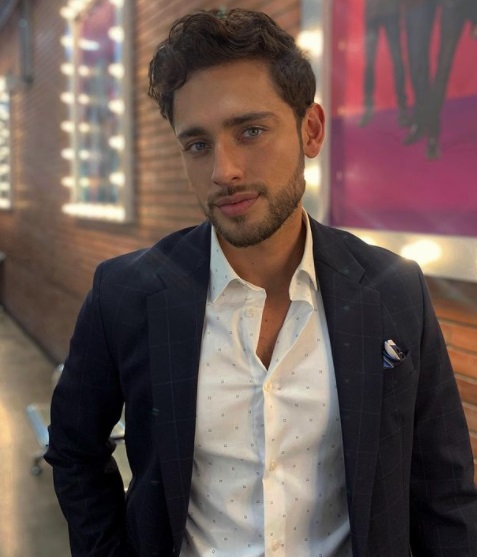 Los 10 famosos más papacitos de Colombia 7 Los 10 famosos más papacitos de Colombia Los famosos colombianos son muy 'churros', pues con su sonrisa, ojos, cabello y labios mantienen enamoradas a sus fanáticas; también su personalidad, carisma y actitud dejan flechadas a muchas.