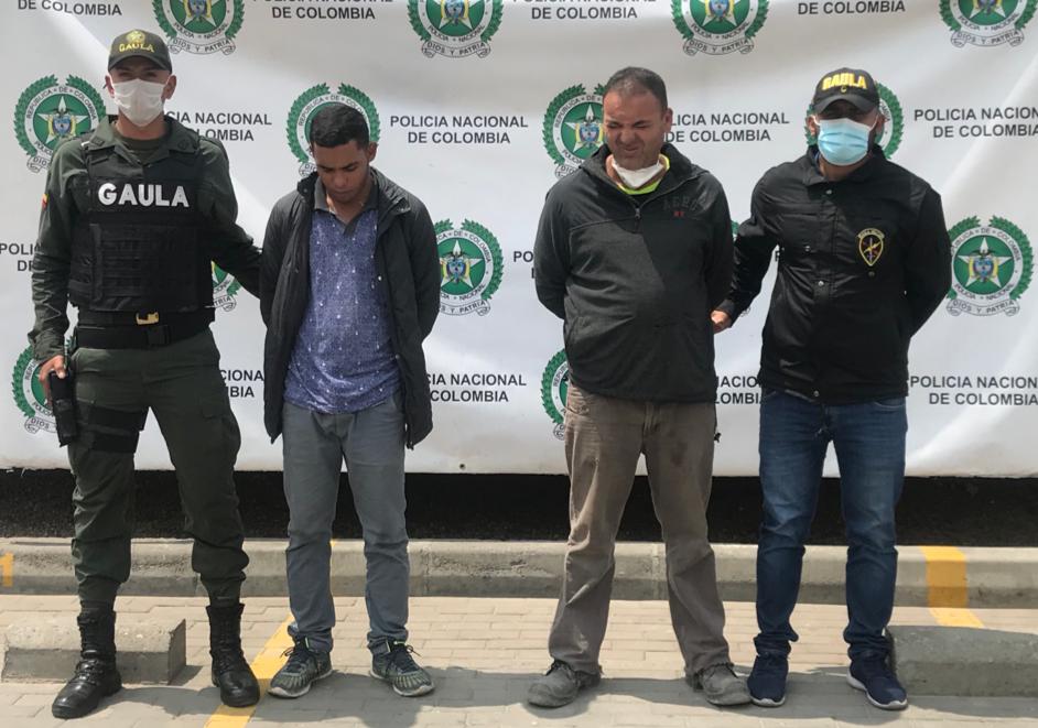 En Soacha caen extorsionistas con las manos en la masa 1 En Soacha caen extorsionistas con las manos en la masa Por medio de una oportuna denuncia y la presta reacción de inteligencia militar, en cabeza del Gaula Cundinamarca de la Décima Tercera Brigada del Ejército Nacional, se logró la captura de dos sujetos que a punta de intimidaciones estaban extorsionando a un comerciante, al que le pretendían quitar una motocicleta.