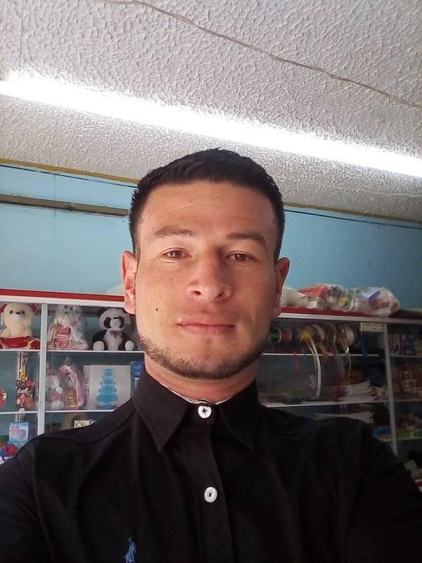 Lo condenaron a 28 años por feminicidio y se fugó Karol Dayan Bernal Cortés solo es el nombre de una víctima más que engrosa la lista de las mujeres asesinadas por su expareja sentimental en este país. Sin embargo, para su familia lo era todo; la alegría, la armonía, la diversión y una pieza clave en su hogar, por eso hoy les duele no solo su muerte, sino también que su verdugo esté campante, rondando las calles del barrio en donde ellos viven.