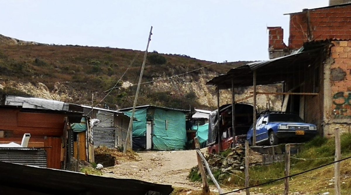 Asesinan a pareja en Rincón del Lago 2 Asesinan a pareja en Rincón del Lago Cojeando, agitado, la camisa emanando sangre y las manos sosteniendo las heridas de bala que acababa de recibir, un joven de 24 años corría desesperado, entre la oscuridad de la noche, por una de las trochas del barrio Rincón del Lago (Soacha), huyendo de la muerte. Buscaba algo de ayuda para él y su mujer, quien quedó herida dentro de una choza de madera, lonas y latas.