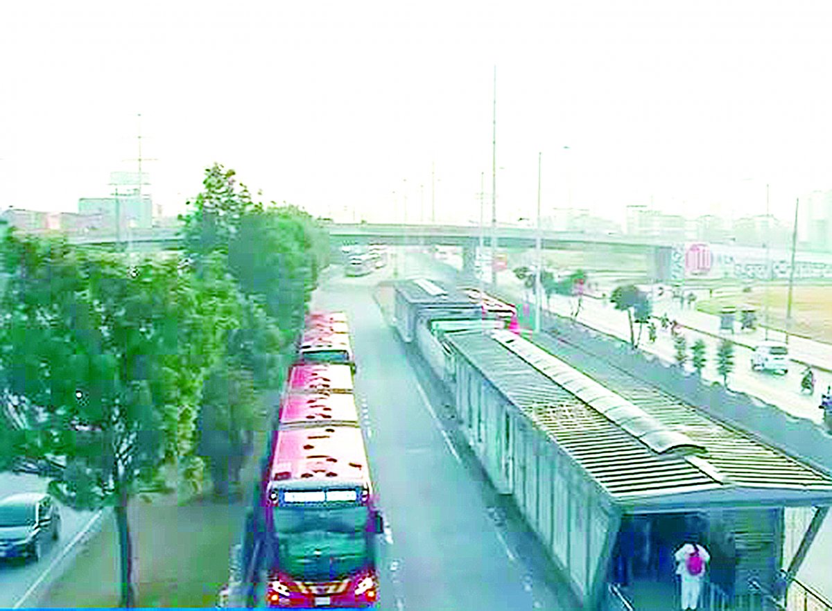 Muerte de vendedor informal en Soacha 1 Muerte de vendedor informal en Soacha A las 6 de la mañana de ayer, en plena hora pico, un vendedor informal perdió la vida sobre la Autopista Sur, a la altura de la estación de TransMilenio Terreros (en el municipio de Soacha).Según se pudo conocer, la víctima había intentado colarse en la estación de TransMilenio, por lo que cruzó por un sitio prohibido y terminó siendo arrollado por un articulado.