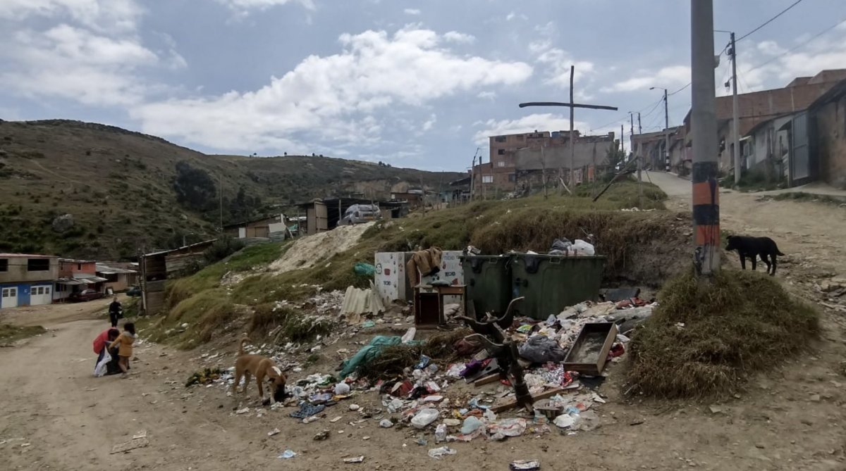 Asesinan a pareja en Rincón del Lago 1 Asesinan a pareja en Rincón del Lago Cojeando, agitado, la camisa emanando sangre y las manos sosteniendo las heridas de bala que acababa de recibir, un joven de 24 años corría desesperado, entre la oscuridad de la noche, por una de las trochas del barrio Rincón del Lago (Soacha), huyendo de la muerte. Buscaba algo de ayuda para él y su mujer, quien quedó herida dentro de una choza de madera, lonas y latas.