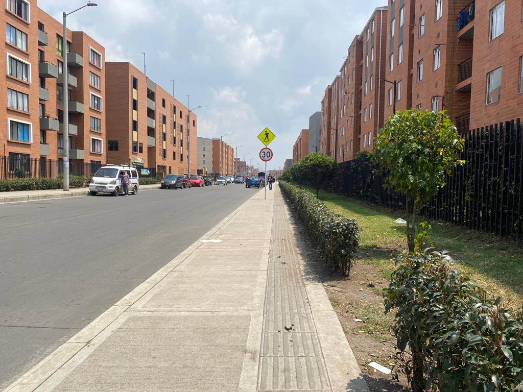 En atraco asesinan a Andrés en Soacha 1 En atraco asesinan a Andrés en Soacha A Andrés Ariel Vizcaya Calceto unos malandros no solo le robaron su bicicleta, sino también la vida, llevándose consigo los sueños y proyectos de este joven, y dejando a su paso un profundo dolor entre sus familiares y amigos, quienes hoy no pueden creer que la delincuencia haya cobrado otra vida.