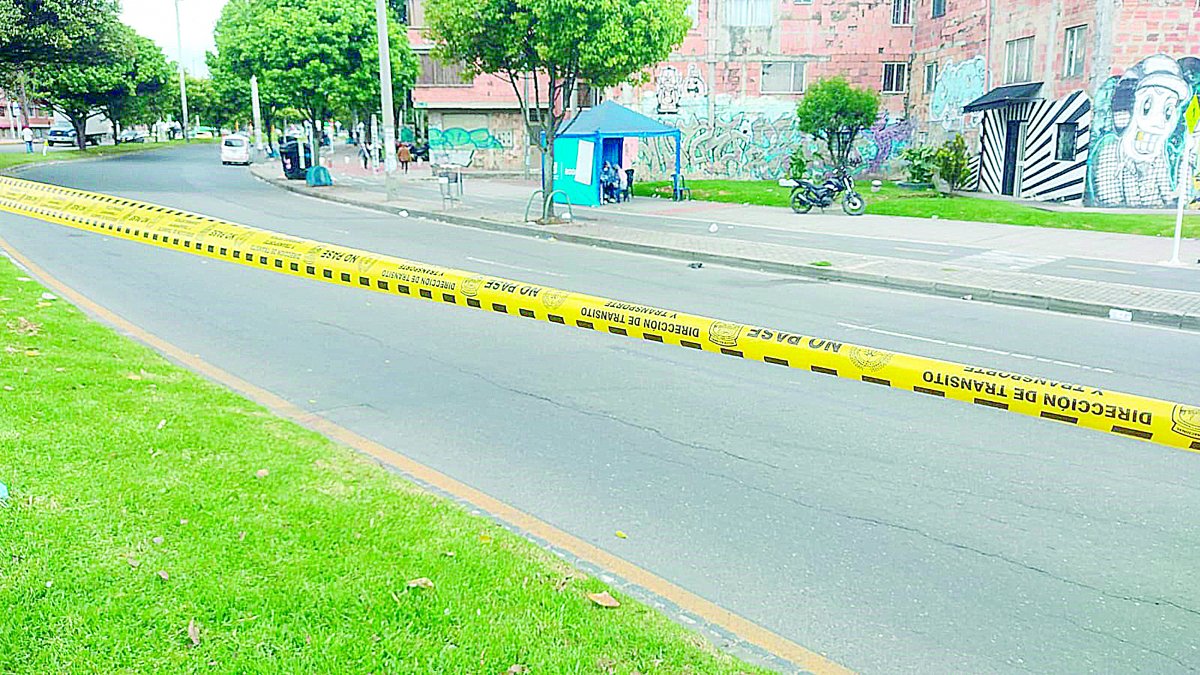 Un muerto y una herida por accidente en Suba 1 Un muerto y una herida por accidente en Suba Una moto recién comprada quedó tendida en la mitad de la Avenida Ciudad de Cali con Calle 128 (Suba), sobre la madrugada de ayer. Una mujer se encontraba debajo de ella, clamando ayuda, y a más de ocho metros, justo en el separador de pasto, quedó el cuerpo agonizante del joven que conducía la motocicleta.