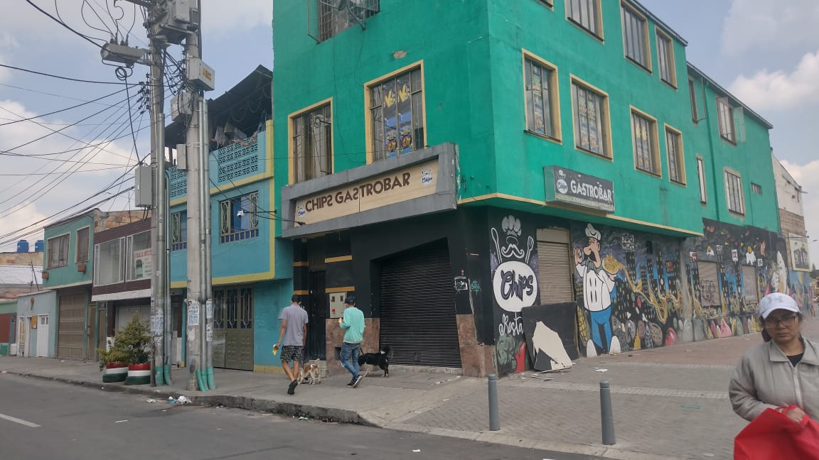 En riña apuñalaron a trabajador de bar en Suba 1 En riña apuñalaron a trabajador de bar en Suba Tres llamadas y nada que llegaba la policía a las afueras de los bares ubicados en una esquina del barrio Rincón de Suba, la madrugada del domingo. Los ruidos de hombres riñendo, golpes y botellas perturbaron la paz de los residentes de esta zona, azotada por las peleas cada ocho días. Al final un joven de 24 años falleció luego de recibir varias puñaladas.