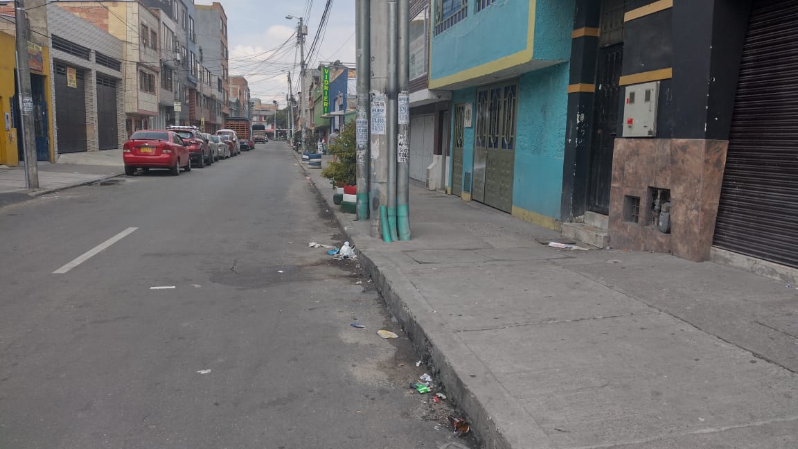 En riña apuñalaron a trabajador de bar en Suba 3 En riña apuñalaron a trabajador de bar en Suba Tres llamadas y nada que llegaba la policía a las afueras de los bares ubicados en una esquina del barrio Rincón de Suba, la madrugada del domingo. Los ruidos de hombres riñendo, golpes y botellas perturbaron la paz de los residentes de esta zona, azotada por las peleas cada ocho días. Al final un joven de 24 años falleció luego de recibir varias puñaladas.