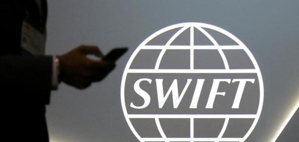 EE.UU y la Unión Europea podrían acordar la expulsión de Rusia del SWIFT 1 EE.UU y la Unión Europea podrían acordar la expulsión de Rusia del SWIFT Estados Unidos y la Unión Europea podrían acordar este mismo fin de semana la expulsión de Rusia del mecanismo financiero SWIFT, lo que significaría su exclusión de los mercados internacionales, al término de la celebración de una cumbre virtual de emergencia, según fuentes de la agencia DPA.