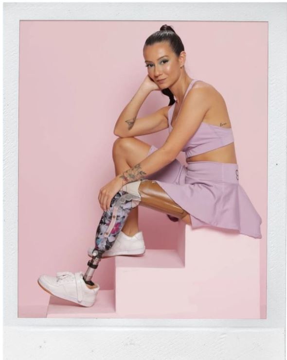 Tatiana Giraldo, la modelo que sin una pierna conquistó las pasarelas 1 Tatiana Giraldo, la modelo que sin una pierna conquistó las pasarelas Estando en el vientre de su mamá, la familia de Tatiana Giraldo sufrió un accidente. El episodio fue tan delicado que por eso ella nació con una malformación genética, la cual la trajo al mundo sin su pierna izquierda.