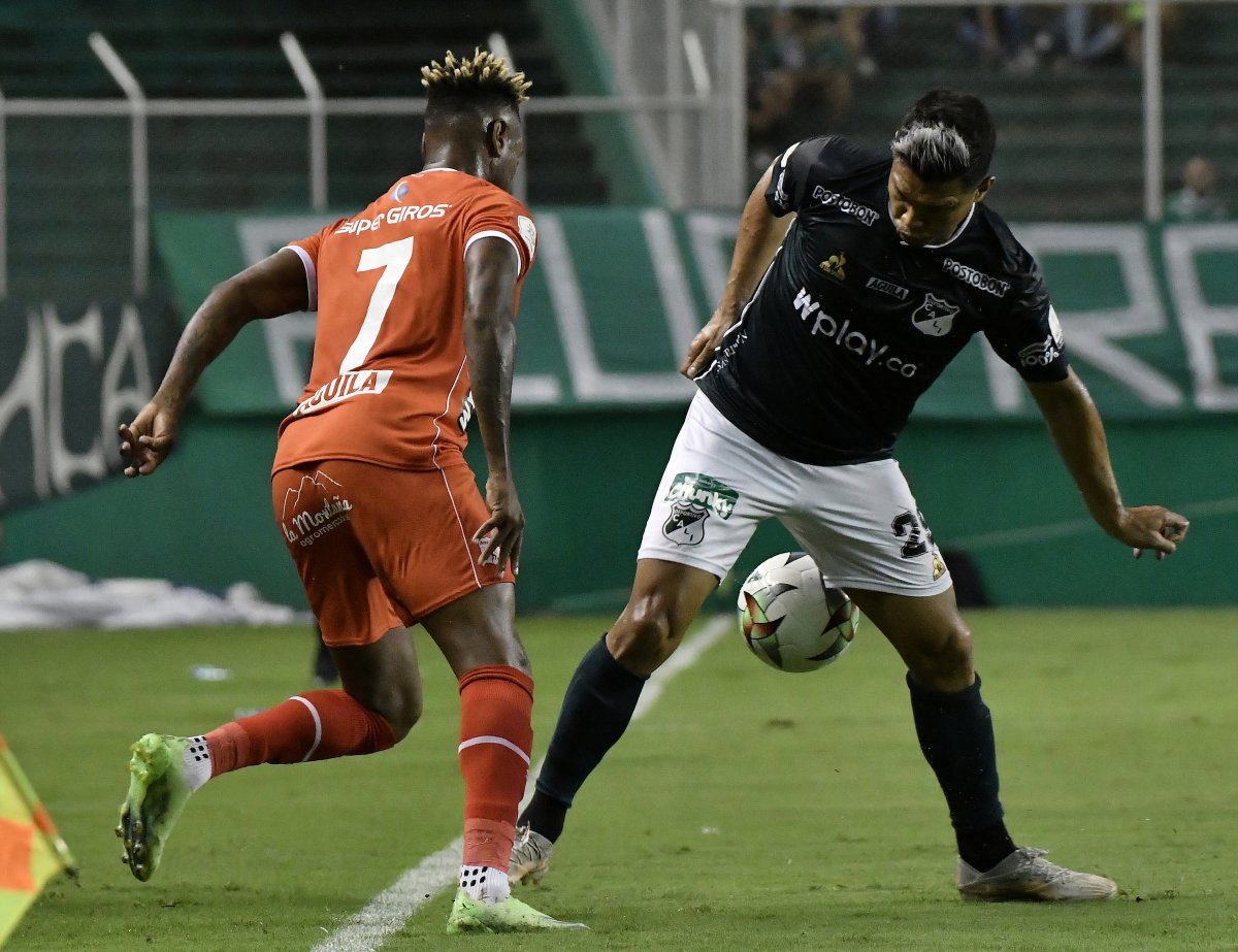 Los 'capos' de la Selección se opusieron al regreso de Teófilo 2 Los 'capos' de la Selección se opusieron al regreso de Teófilo Durante y luego de la doble fecha de Eliminatoria en la que Colombia sumó 0 puntos de 6 posibles, tras perder contra Perú y Argentina, y además completar 7 partidos sin anotar un gol, continúa la polémica sobre por qué no llamó a uno de los jugadores más destacados de la Liga y campeón con Deportivo Cali en diciembre: Teófilo Gutiérrez.