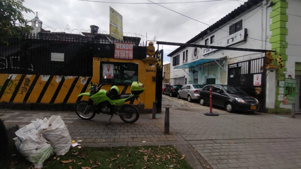 Asesinado a bala a la salida de bar en Teusaquillo 2 Asesinado a bala a la salida de bar en Teusaquillo Dos primos habían disfrutado las últimas ‘polas’ de la noche en un bar de Teusaquillo, el lunes sobre las 8:40 p.m. Sus pasos tomaron otro rumbo, pero en el momento en que el dueño se disponía a cerrar el establecimiento, un sujeto esperaba a uno de los dos allegados, un muchacho de 33 años de edad, para arrebatarle la vida.