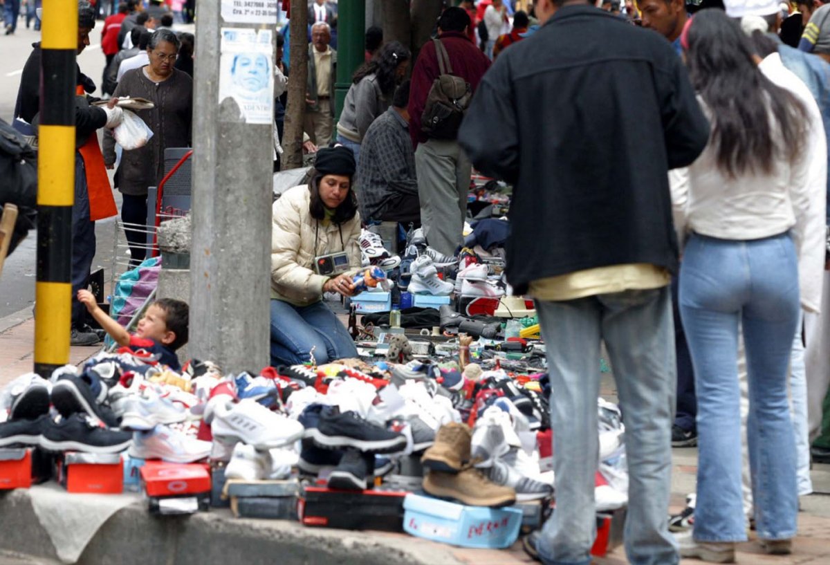 La pandemia disparó el rebusque El trago más amargo por la pandemia, aparte de los muertos que nos duelen y dolerán por siempre, estuvo sobre la economía y el empleo de millones de colombianos que se quedaron de brazos cruzados mientras las empresas intentaban sobrevivir. Se estima que en 2020 se perdieron 2,4 millones de empleos. Pasamos de tener una cifra de un dígito a un histórico del 15,9% de desocupados, que tuvieron que acudir al rebusque.