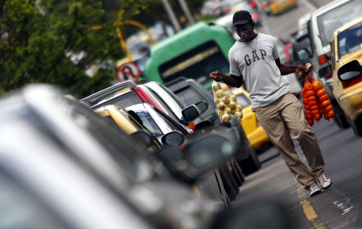 La pandemia disparó el rebusque El trago más amargo por la pandemia, aparte de los muertos que nos duelen y dolerán por siempre, estuvo sobre la economía y el empleo de millones de colombianos que se quedaron de brazos cruzados mientras las empresas intentaban sobrevivir. Se estima que en 2020 se perdieron 2,4 millones de empleos. Pasamos de tener una cifra de un dígito a un histórico del 15,9% de desocupados, que tuvieron que acudir al rebusque.