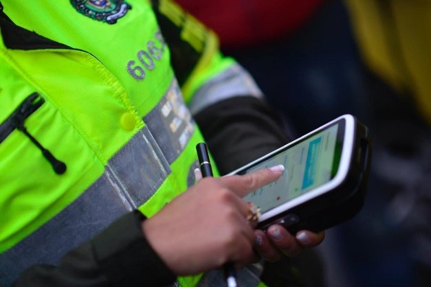 Embargarán a conductores morosos 1 Embargarán a conductores morosos A raíz del incumplimiento en el pago de las multas de tránsito que han presentado algunos conductores capitalinos, la Alcaldía de Bogotá, a través de la Secretaria de Movilidad, ha tomado la decisión de embargar las cuentas de todos los conductores que tengan pendiente el pago de cualquier comparendo impuesto previamente (entre 2017 y 2019), sin importar su valor.