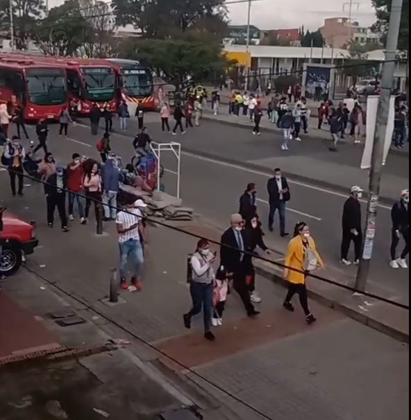 ¡Ojo! cierran estaciones de TM por manifestaciones 7 ¡Ojo! cierran estaciones de TM por manifestaciones En el momento se registran manifestaciones en la Avenida Caracas con 30 sur en ambos sentidos, por lo que TransMilenio anuncio a través de su cuenta de Twitter que se inician retornos de la flota troncal, ya que el paso está bloqueado para vehículos particulares y del carril del sistema de transporte.