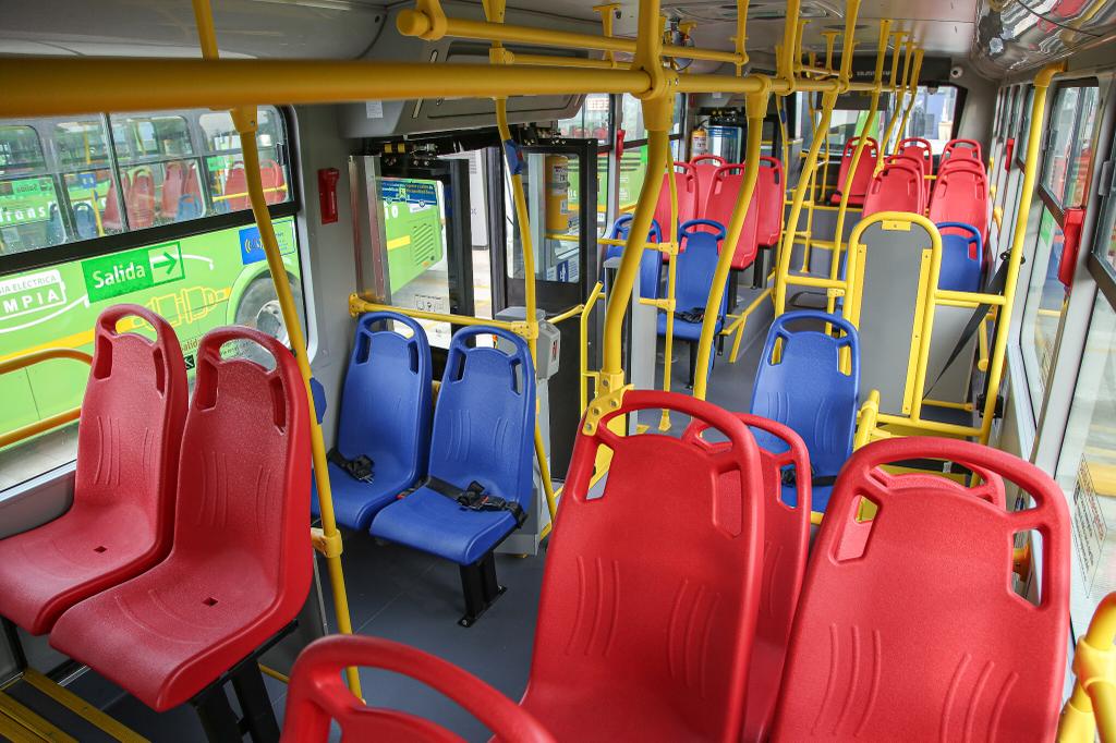 Hombre murió dentro de un bus de TransMilenio 1 Hombre murió dentro de un bus de TransMilenio En horas de la mañana de este jueves se presentó la muerte de un hombre dentro de un bus de TransMilenio. Según informó la entidad prestadora del servicio de transporte, el hombre falleció por causas naturales.