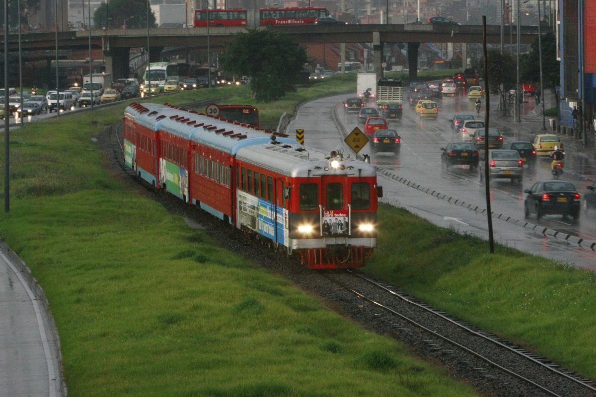 Tren de la sabana arrolla a hombre dormido en la Autonorte Desde tempranas horas del día un hecho mortal sacudió a Bogotá este viernes, por cuenta de una tragedia en la vía férrea, más exactamente en inmediaciones de la Autopista Norte con calle 245, donde un hombre fue arrollado por el tren de la sabana.